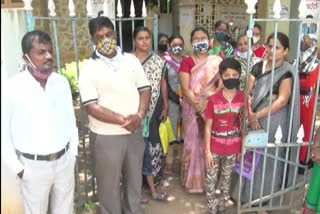 ಪಾಲಕರ ಪ್ರತಿಭಟನೆ Parents protest in Gadag