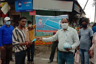 Municipality employees distribute free masks in ujjain