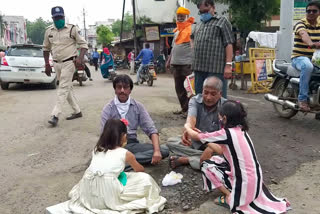 Children tied rakhi sitting in the pit of Indore-Ichhapur highway