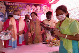 Adesh Gupta distributed decoction and sanitizer to needy on Sri Krishna Janmashtami