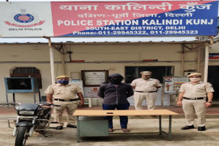 Kalindikunj police arrested a mobile snatcher