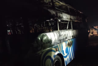 Karnataka: Private bus catches fire  5 died on spot  कर्नाटकात खाजगी बसला आग  private bus catches fire  private bus catches fire in karnataka  चित्रदुर्गमध्ये खाजगी बसला आ  चित्रदुर्ग आगीची घटना  chitradurga latest fire incident  chitradurga latest fire news