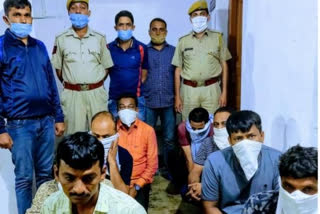 जुआ खेलते पकड़े गए पर्यटक, Tourists caught gambling