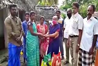 மின்கசிவால் தீப்பற்றிய குடிசை: 5 ஆயிரம் நிதியுதவி அளித்த ஊராட்சிமன்ற தலைவர்!