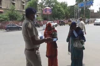 police distributed masks to people in hisar