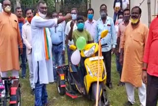 mla amar bauri distributed scooty to disabled in bokaro