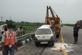 car collided with truck on agra lucknow expressway