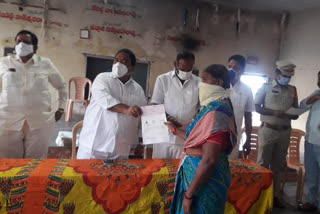 mla sandra venkata verayya distribute cm relief fund cheqes