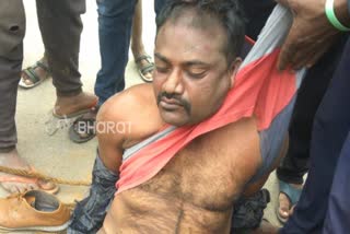 Locals caught thief those who came for robber a gold chain