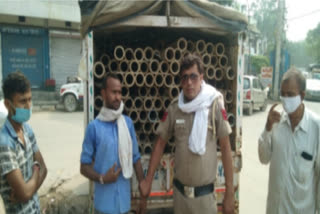 delhi police pcr arrested two theif badli area