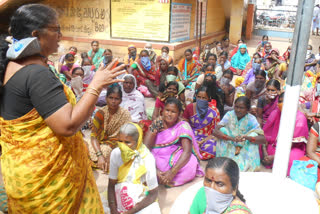 Midday meals workers protest in kustagi