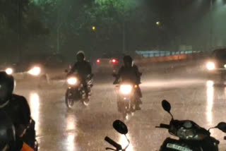 Fall in temperature due to rains in delhi ncr