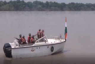 BSF patrols Border Security Force Independence Day Chenab River ശ്രീനഗർ ബി‌എസ്‌എഫ് സൈന്യം ചെനാബ് നദി