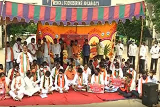 adilabad mp soyam bapurao protest at rims hospital