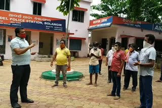 tea business in bolangir, tea vendors police staion gherao in bolangir, bolangir latest news, ବଲାଙ୍ଗୀରରେ ଚା’ ବ୍ୟବସାୟ, ବଲାଙ୍ଗୀରରେ ଚା’ ବ୍ୟବସାୟୀଙ୍କ ଥାନା ଘେରାଉ, ବଲାଙ୍ଗୀର ଲାଟେଷ୍ଟ ନ୍ୟୁଜ୍‌