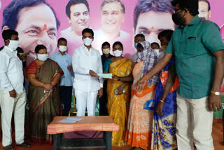 distribution of kalyana lakshmi and shadi mubarak checks in nagarkurnool