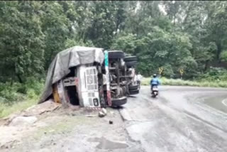 loaded-truck-overturns-on-dehradun-rishikesh-road-near-kali-mandir