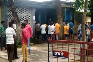 Bajrang Dal ruckus in police station Dhanbad, news of Bajrang Dal dhanbad, news of Sudamdih Police Station Dhanbad, धनबाद थाना में बजरंग दल का हंगामा, बजरंग दल धनबाद की खबरें, सुदामडीह थाना धनबाद की खबरें