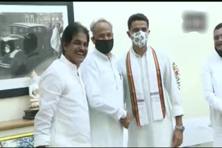 Gehlot and Pilot shakes hands at CLP meeting