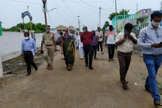 కరోనా కట్టడి కోసం అలంపూర్ లో పర్యటించిన అదనపు కలెక్టర్