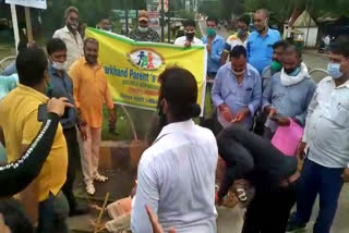 parents burnt effigy of education minister