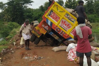 Lorry stuck in   Pit at devarapalli