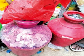 Rs. 2 lakhs of coins and money found in waste collecting women's house