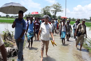 Flood Area visited by minister chandan brahma in chirang assam etv bharat news