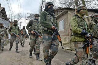 Militants attack police party in Srinagar, two died