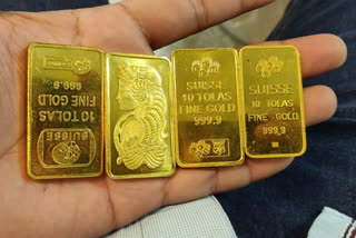 Two arrested for smuggling gold at Delhi airportTwo arrested for smuggling gold at Delhi airport