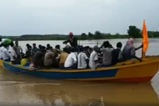 ప్రమాదకరంగా బోటు ప్రయాణం