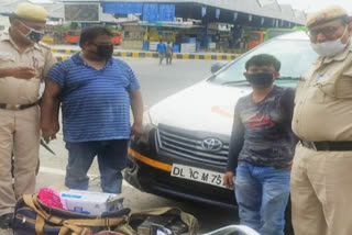 delhi police pcr arrested two illicit liquor smuggler