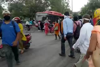 Violation of traffic rules at Uttam Nagar intersection in Delhi