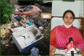 Litter dumped in front of Max Hospital in Saket