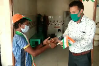 5th class student making a living selling flags on Independence Day