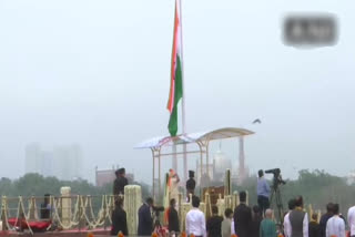 indian-independence-day-celebrations-pm-modi-salutes-national-flag-at-red-fort