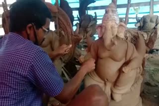 corona situation in bhadrak, sculptor in bhadrak, sculptor in grief in bhadrak, bhadrak latest news, sculptor of bhadrak, ଭଦ୍ରକରେ କୋରୋନା ସ୍ଥିତି, ଭଦ୍ରକରେ ପାର୍ବଣ ଋତୁ, ଭଦ୍ରକରେ ଦୁର୍ଦ୍ଦିନରେ ମୂର୍ତ୍ତି କାରିଗର, ମୂର୍ତ୍ତି କାରିଗର, ଭଦ୍ରକର ମୂର୍ତ୍ତି କାରିଗର, ଭଦ୍ରକ ଲାଟେଷ୍ଟ ନ୍ୟୁଜ୍‌
