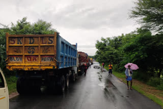 heavy rain water came on road and lorry fulti