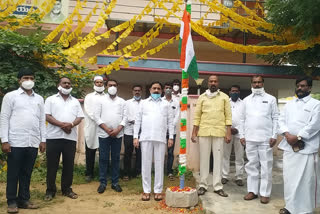 ex minister kalva srinivasulu inauguration national flag in ananthapuram