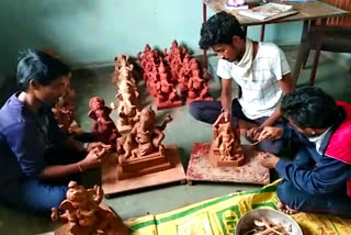 Islampur youngsters  made eco-friendly ganesh idols