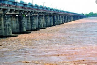 godavari heavy flood flow in dhawaleswaram