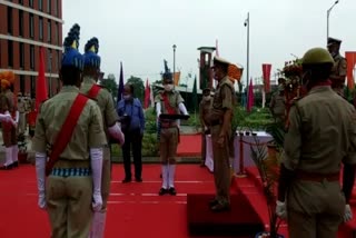 लखनऊ पुलिस मुख्यालय पर फहराया गया तिरंगा