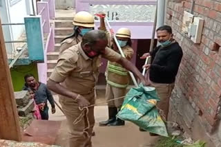 firefighters-recover-snakes-from-homes-near-coonoor