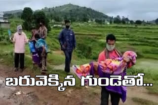 A father carries his daughter's dead body 3 km on his arms