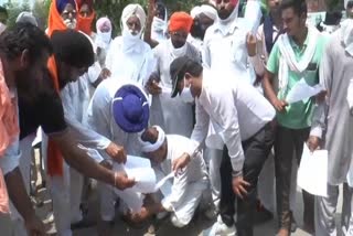 Farmers protest in Sirsa by taking new agricultural ordinance