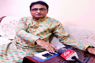 bhajan-and-ghazal-singer-srikar-prasad-padhi-singing-a-patriotic-song-for-independence-day