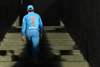 dhoni-announced-retirement-from-international-cricket