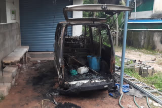 set fire to a car  കാർ അജ്ഞാതർ കത്തിച്ചു  തിരുവനന്തപുരം വാര്‍ത്തകര്‍  fire news