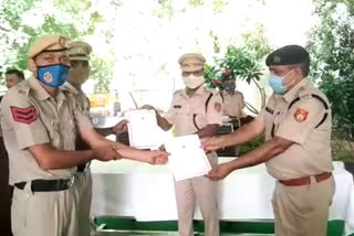 dwarka police honored 25 policemen for doing great job during lockdown in delhi