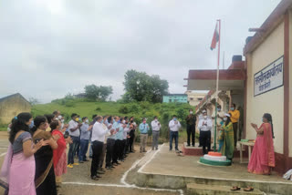 Ghodadongri Tehsildar Monika Vishwakarma hoisted the flag at the Tehsil office